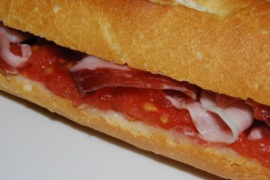 bocadillo-jamon-tomate